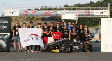 Öğrencilerden 100 kilometreye 3 saniyede ulaşan elektrikli formula aracı