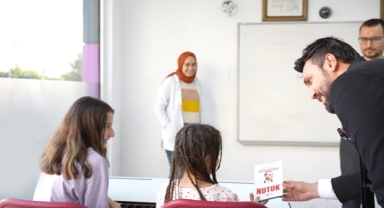 Öğrencilere  Nutuk dağıttılar