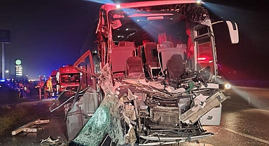 Öğrencileri taşıyan otobüs, TIR'a arkadan çarptı: 33 yaralı