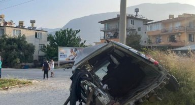 Otomobil direğe çarptı