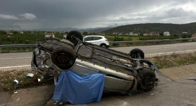 Otomobil refüje devrildi; sürücü öldü, eşi ağır yaralı