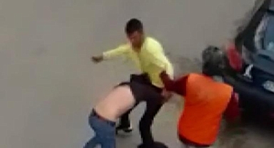 Otomobil sürücüsü ile motokuryenin yol kavgası kamerada