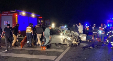 Otomobiller kafa kafaya çarpıştı: 2 ölü, 3 yaralı