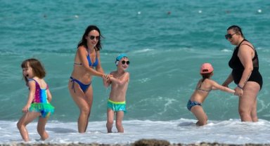 Oy kullanıp, sahile gittiler