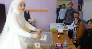 Oy kullanmaya gelinliğiyle geldi