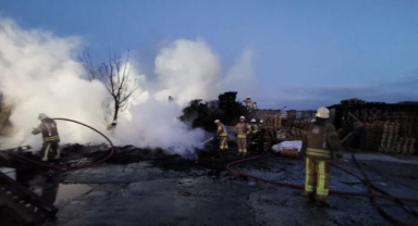 Palet deposu alev alev yandı