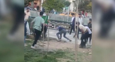 Parktaki 2 çocuğu dövüp, bıçakladıktan sonra cep telefonlarını gasbettiler