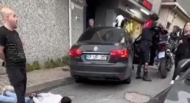 Polisten kaçan şüphelinin kullandığı otomobil yayalara çarptı