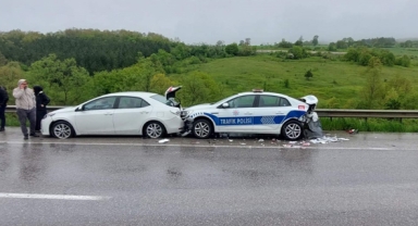 Samsun'da kazaya müdahale eden polis aracına çarpan otomobildeki 3 kişi yaralandı