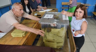 Sandığa yetişemeyince görevli devreye girdi, oyunu kullandı