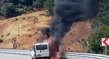 Seyir halindeki araç yandı