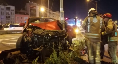 Silivri'de alkollü sürücü trafik ışıklarına çarptı