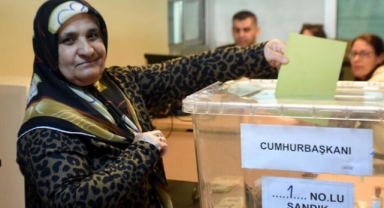 Sınır kapısında oy kullanma başladı