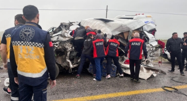 Sivas'ta yolcu minibüsü ile TIR çarpıştı; 4 ölü, 3 yaralı