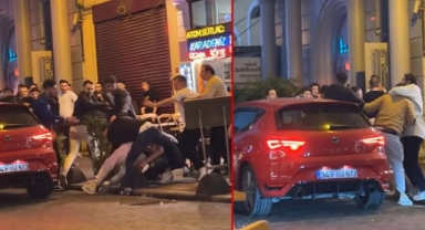 Taksim'de iki grubun tekmeli yumruklu kavgası kamerada