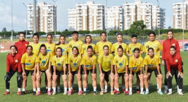 Taraftar, sahada kadın futbolculara saldırdı