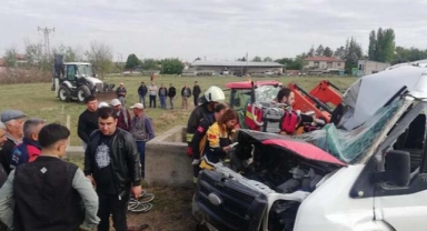 Tarım işçisi ailenin minibüsü devrildi: 1 ölü, 3'ü çocuk 8 yaralı