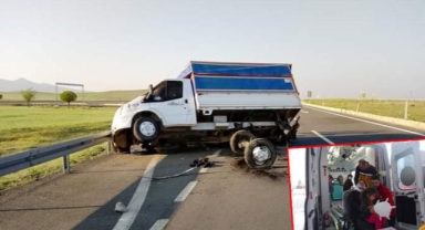 Tarım işçisi aileyi taşıyan kamyonet bariyere çarptı: 8'i çocuk 10 yaralı