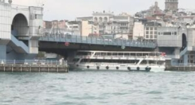 Tekne Galata Köprüsü'ne çarptı