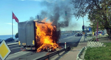 Tekstil ürünü taşıyan TIR'ın dorsesi alev alev yandı