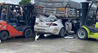 TIR'ın dorsesine çarpan otomobilin sürücüsü öldü, 8 yaşındaki kızı yaralandı