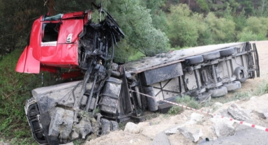 TIR karşı şeride geçip otomobili biçti: Anne-baba ile 2 çocuğu öldü