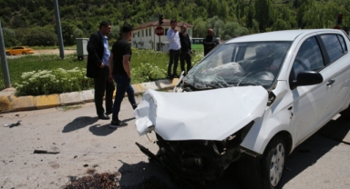 Tokat'ta kamyonet ile otomobilin çarpıştığı kazada 7 kişi yaralandı