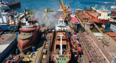 Tuzla'da tersanede bakıma alınan yük gemisinde yangın çıktı