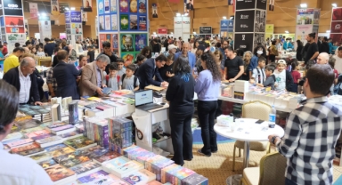 Uslu, kitap  fuarını gezdi