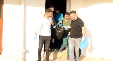 Eşini bıçakla öldürdü