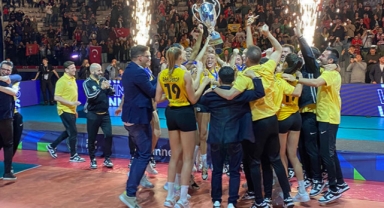 VakıfBank şampiyonluk kupasını kaldırdı