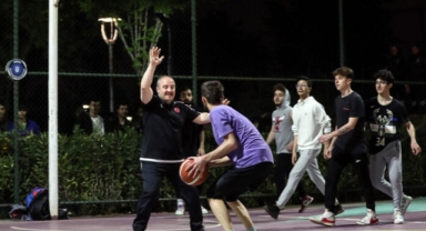Varank, gençlerle basketbol maçı yaptı
