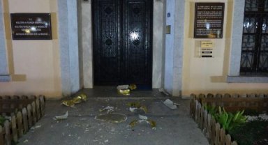 'Venüs' heykelini kırıp, Atatürk Evi'nin kapısını tekmelediler