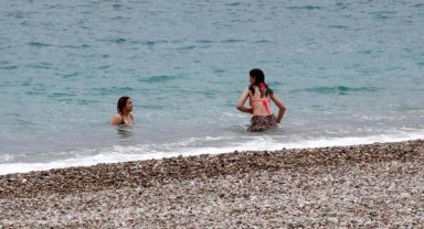 Yağmura rağmen denize girdiler