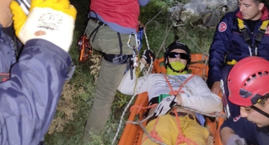 Yamaç paraşütüyle kayalıklara çakılan turist, 10 saatte kurtarıldı