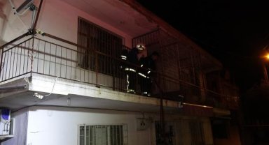 Yangında 2 kadın dumandan etkilendi, muhabbet kuşu öldü