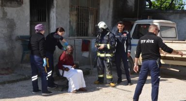 Yangında alevlerin arasında kalan engelliyi komşuları kurtardı