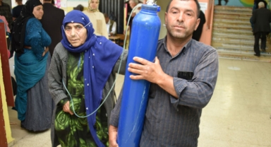  Yaşlı bir kadın, oksijen tüpüyle vatandaşlık görevini yerine getirdi