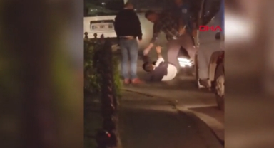 Yoldan geçen taksileri tekmeledi, şoförler darbetti