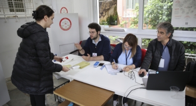 Yunanistan'da seçmenler oy kullanmaya devam ediyor