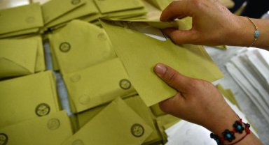 Zarfların ağzını yapıştırıcı ile kapatmışlar