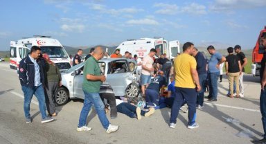  2 otomobil çarpıştı; 4'ü çocuk 9 kişi yaralandı