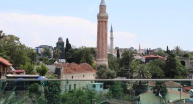 35 santimetre yan yatan Yivli Minare'nin depremde yıkılma tehlikesi