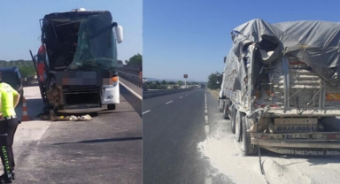 Akhisar'da yolcu otobüsü TIR'a çarptı; 14 yaralı