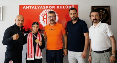 Altın Yumruk Rabia’dan Başkan Çetin’e ziyaret