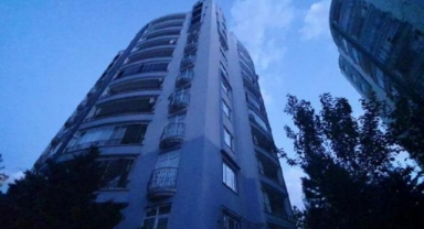 Annesi ve kız kardeşini odaya kilitleyip, babasının boğazını kesti