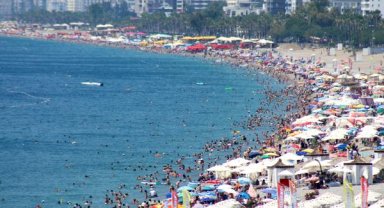Antalya'da bayramın üçüncü günü de sahiller tıklım tıklım