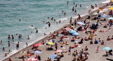 Antalya'da sahil doldu; YKS'den çıkıp denize gittiler