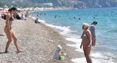 Antalya'da sıcaklık arttı, sahil doldu