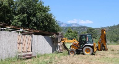 Antalya'da sit alanına yapılan kaçak yapılar yıkıldı